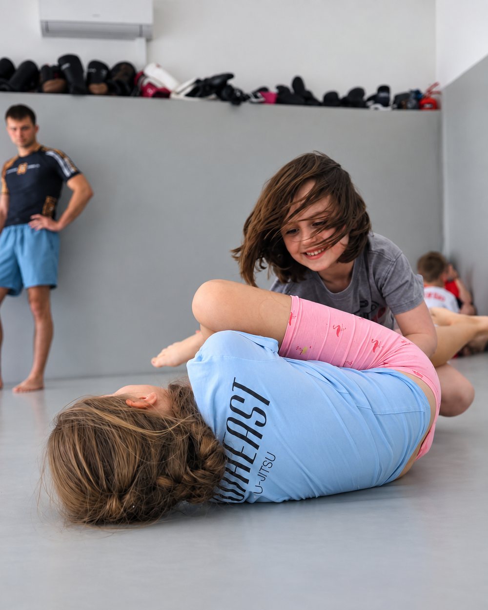 Dzieci ćwiczą Jiu-Jitsu w parze na macie Southeast